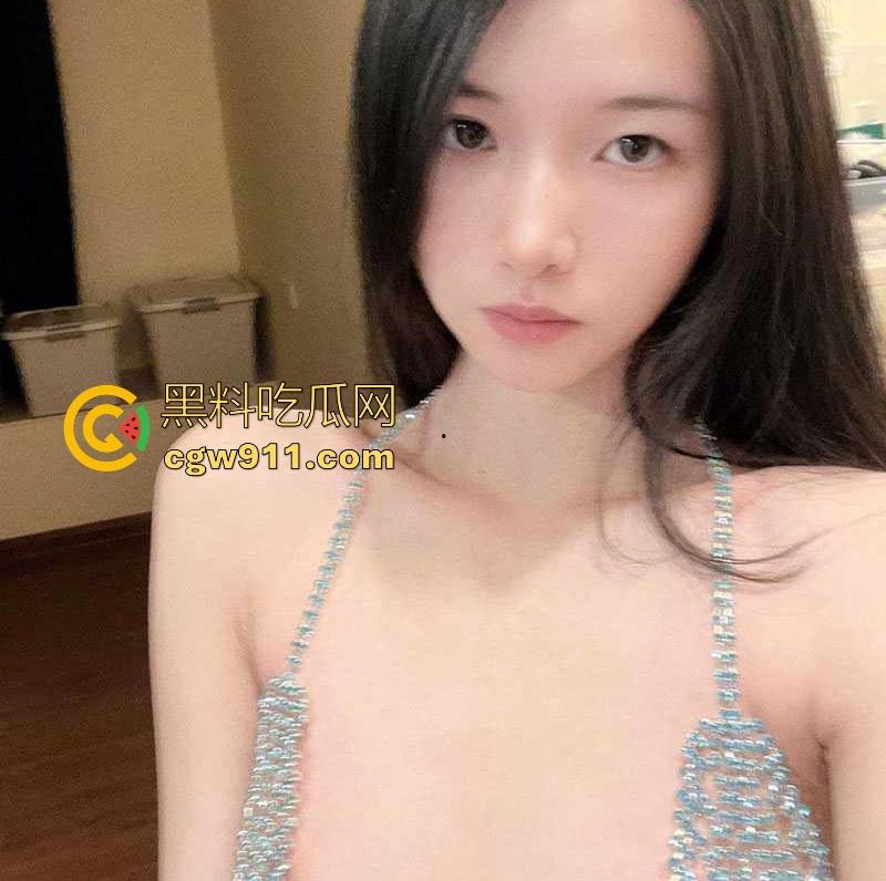 极品网红【桃夭夭】性感丝袜秀福利曝光，高颜值极品身材完美漏逼，小臀部翘得高高的，露出大屁股大长腿拍照！-7