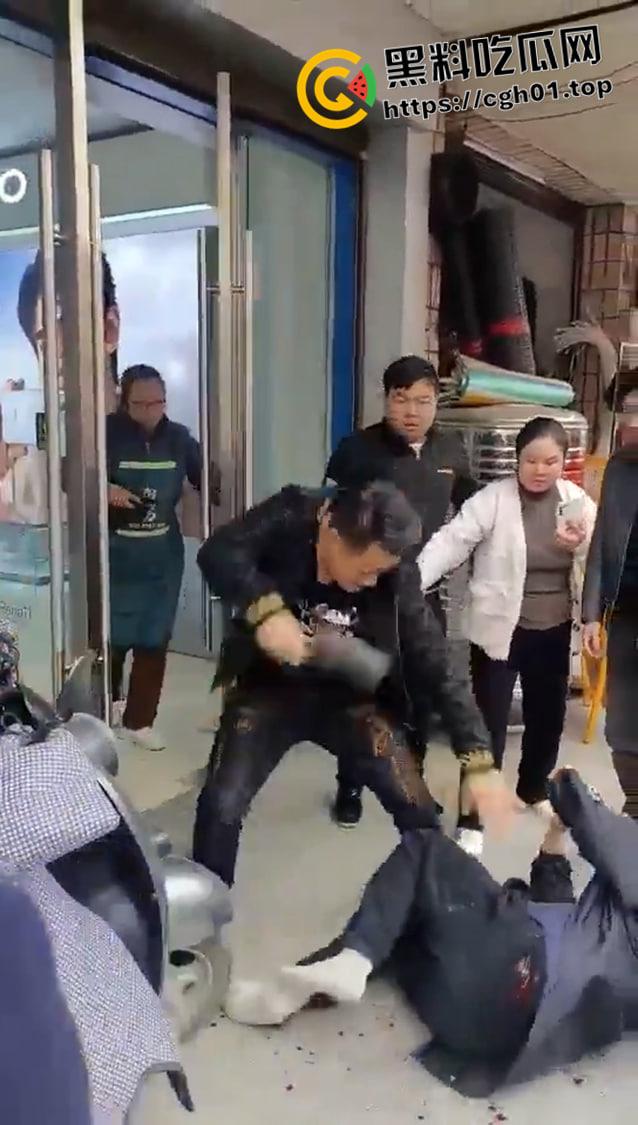 湖南益阳市安化县东风街家润福超市门口 男子因怀疑老婆与人有染持刀当街砍人 现场血腥画面流出-1