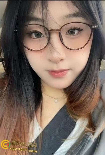 湖北大学高颜值眼镜妹【陈敏华】，与男友自拍做爱视频，深喉口交骑乘榨精，清纯少女床上淫荡至极！-3