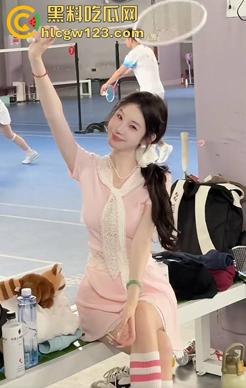 抖音服装界诈骗大神【Sun雅乔】，专坑无知小仙女，表面女神背地富人母狗，各种约炮群p淫荡至极！-8