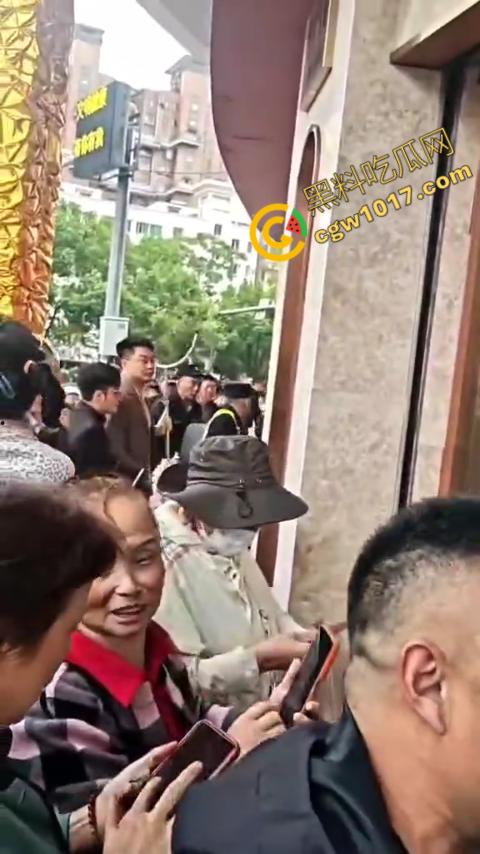 史上最强劫匪:上海金店惨遭口罩男子持锤密集猛砸,围观群众惊呼声交织,持锤狂徒现场被擒!-5