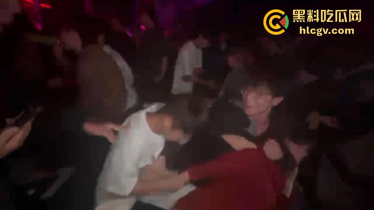 酒吧妹子撩得三舔狗争风吃醋！一人亲一口，舔狗们彻底上头，今夜谁能抱得美人归？-7