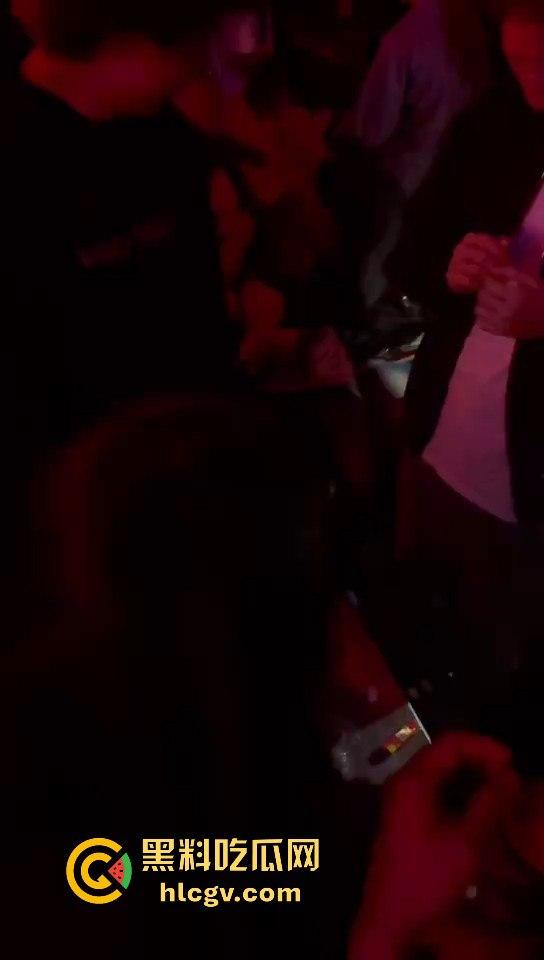 酒吧妹子撩得三舔狗争风吃醋！一人亲一口，舔狗们彻底上头，今夜谁能抱得美人归？-8