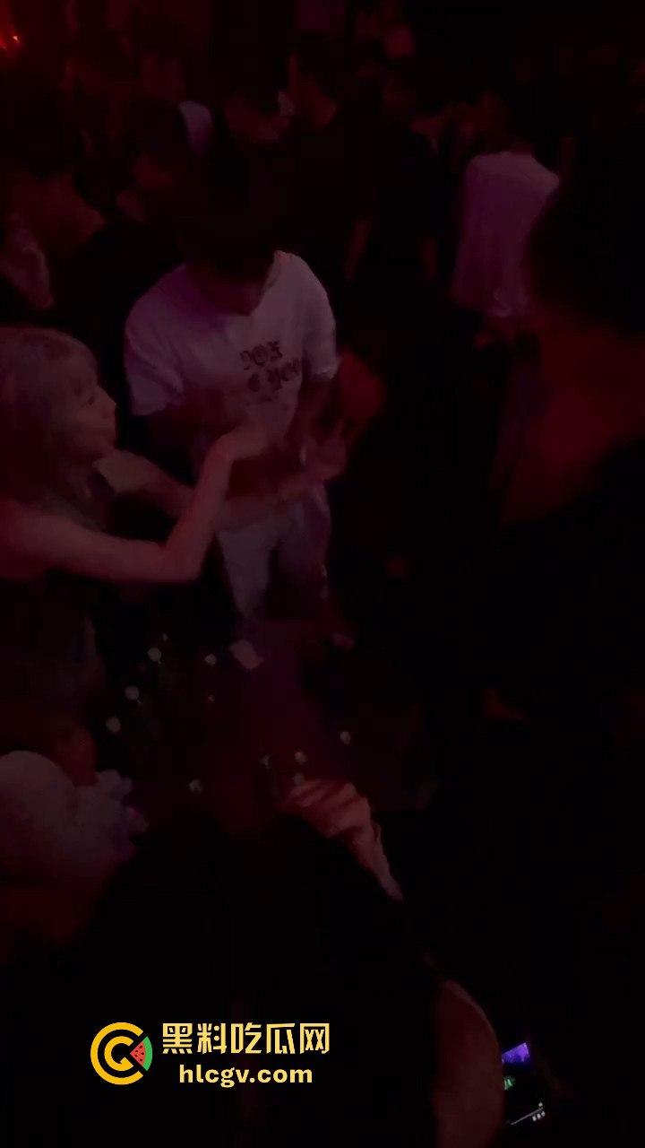 酒吧妹子撩得三舔狗争风吃醋！一人亲一口，舔狗们彻底上头，今夜谁能抱得美人归？-10