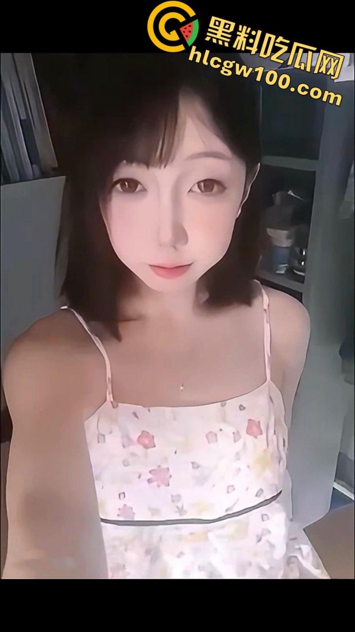 湖北19岁反差精神小妹【邵丽燏】被土豪大肆网调视频曝光,给主人拍内裤拍逼完成任务!-5