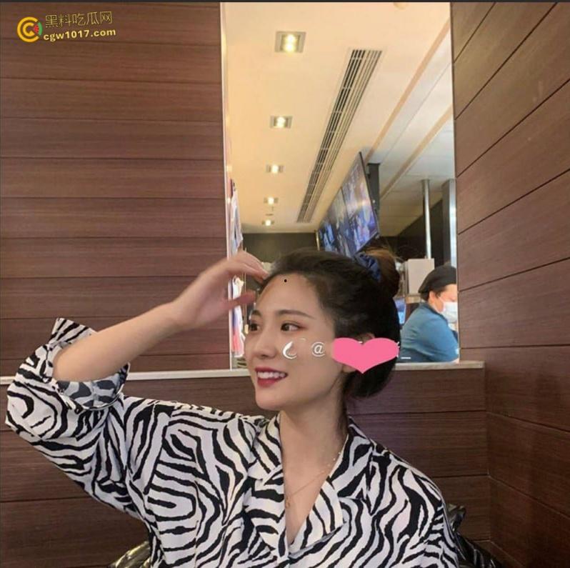 广西科技大学【黄婉婷】， 被柳州老表零成本拿下，仅聊四天就被约到酒店爆操，女上骑乘还一边揉奶子太骚了！-2