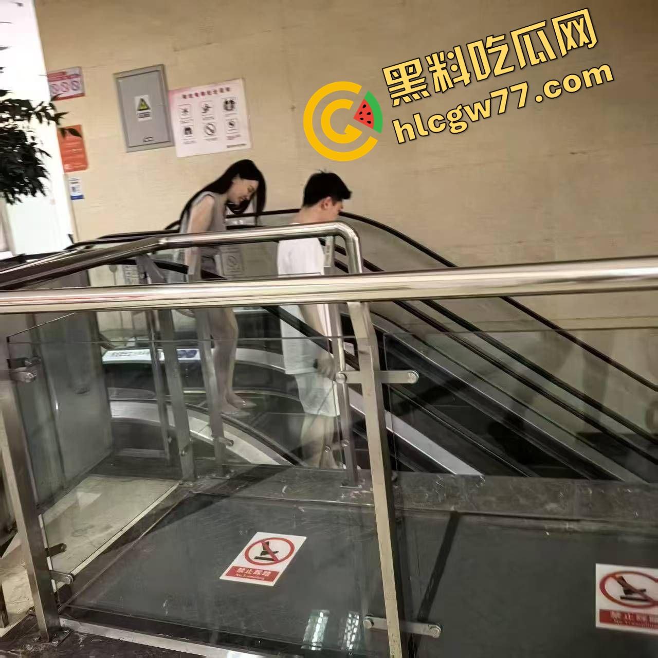 成都金牛妇幼保健院母婴室变炮房,狗男女当场开操高潮,里面干着外面拍着全程录下!-2