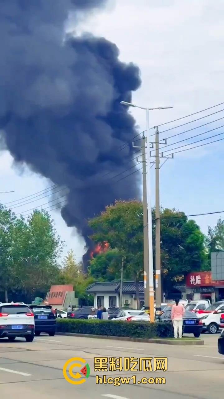 江苏常州易化工厂油罐爆炸 现场员工大面积烧伤 场面骇人 现场视频曝光皮都烧掉了-8