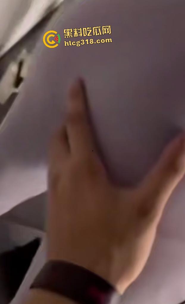 健身教练指导女会员深蹲竟上手摸臀扣逼!会员默不作声继续训练,看来晚上避免不了有一场大战发生!-7