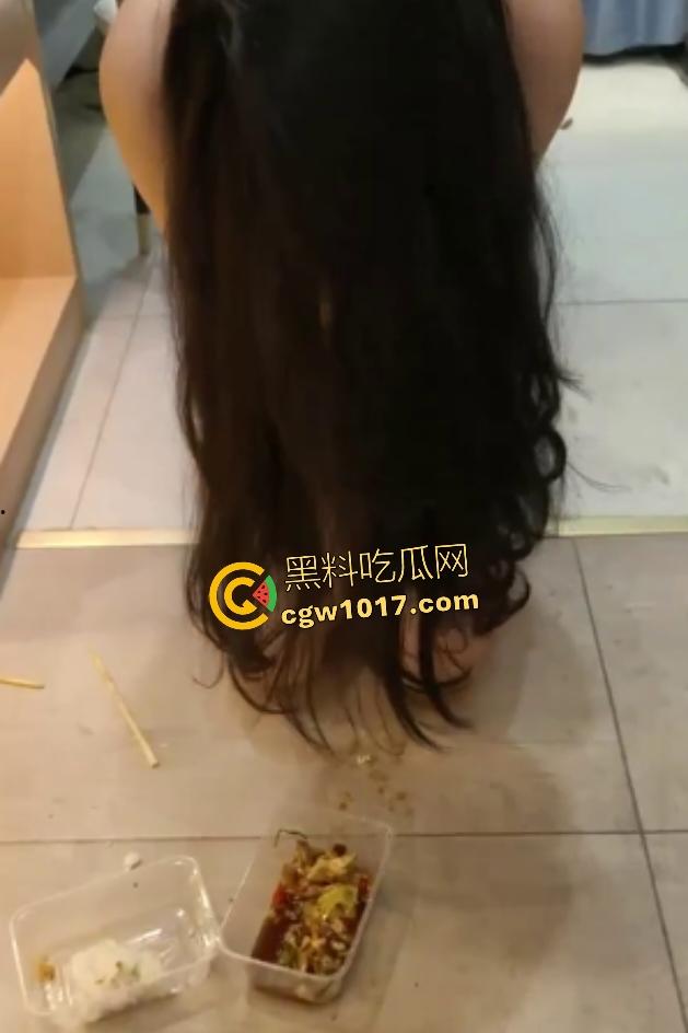 女同调教把女奴当狗，女主光脚踩让跪地吃剩饭，狼吞虎咽吃下去，猫都比她过得好，钱多你也能养几只宠物！-5