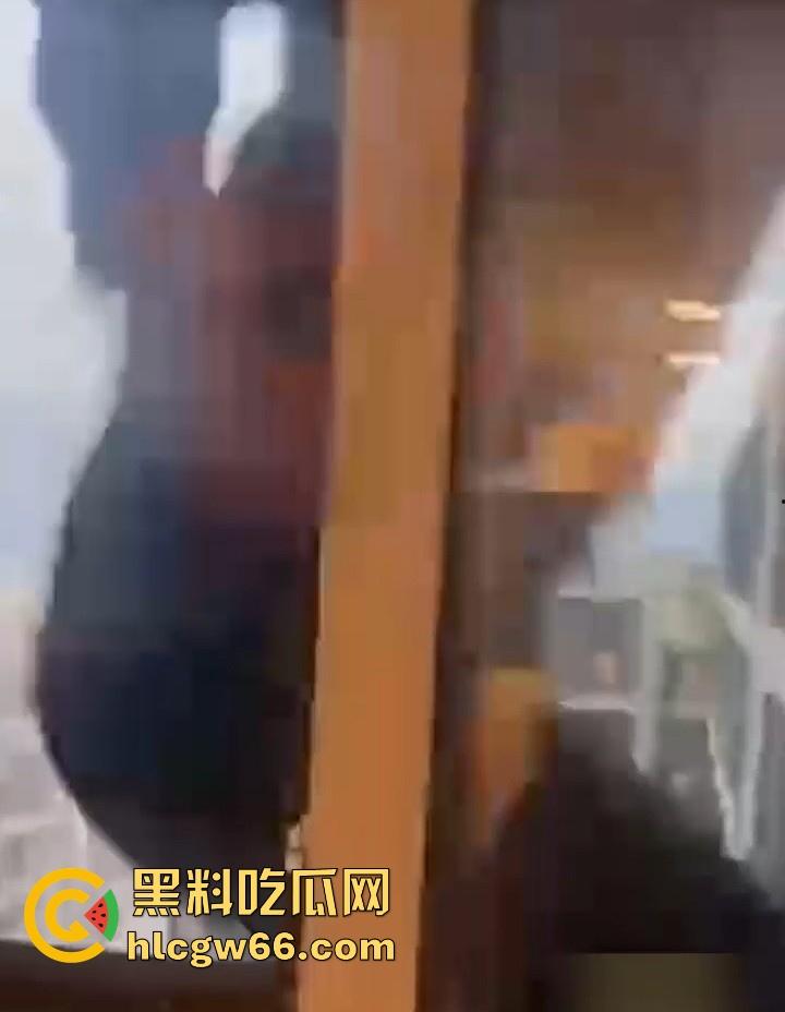 傻逼朋友又少了一个 小伙子马尿喝多了 即兴表演跳楼 丝毫不犹豫一跃而下！-4