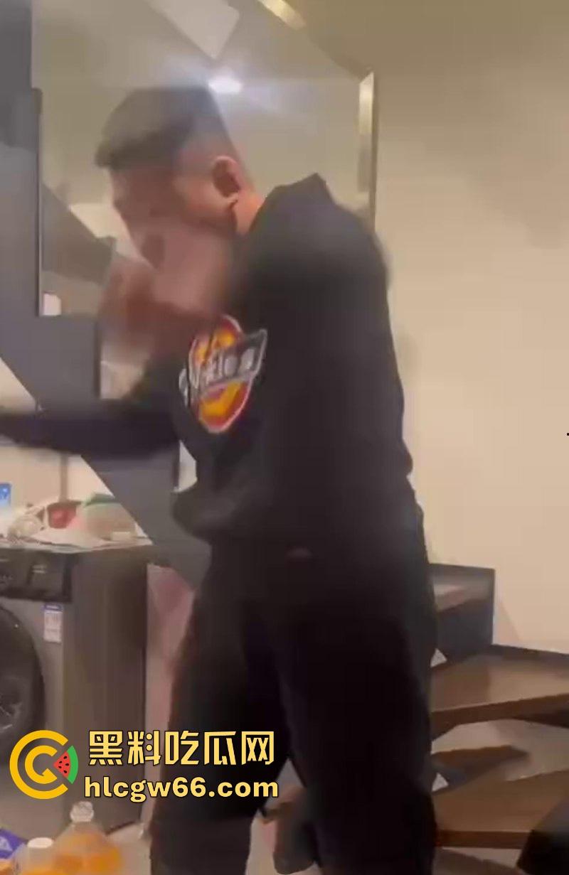 傻逼朋友又少了一个 小伙子马尿喝多了 即兴表演跳楼 丝毫不犹豫一跃而下！-10