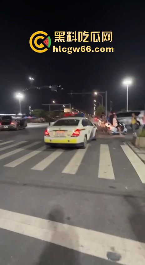 我只知道年少轻狂！小米Su7车主市区飙到180迈 躲闪不及将骑车的撞飞！-11