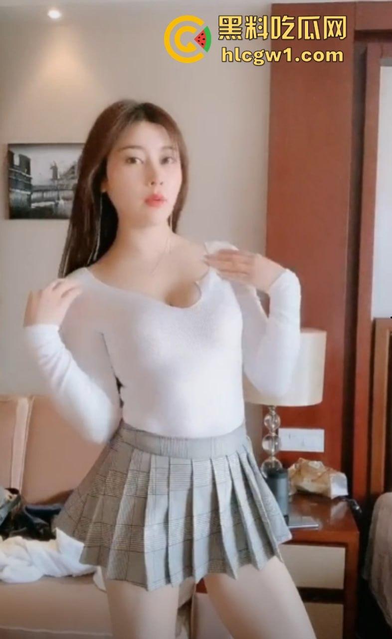 抖音高颜网红【我就是太阳】大小号双开勾引金主并售卖福利私拍 白嫩身姿真够人养眼！-6