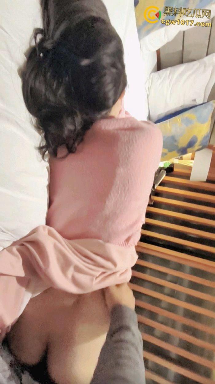 不再犹豫抓住机会，趁着女儿醉酒后不省人事，掀开裙子脱下可爱的白色内裤，如愿以偿的抱着女儿的屁股操了起来 ！-6