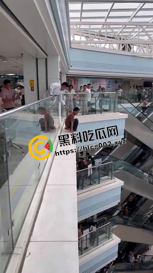 广西一附院 大叔绝望跳楼自杀 这是要多绝望啊 前排视角视频流出-1
