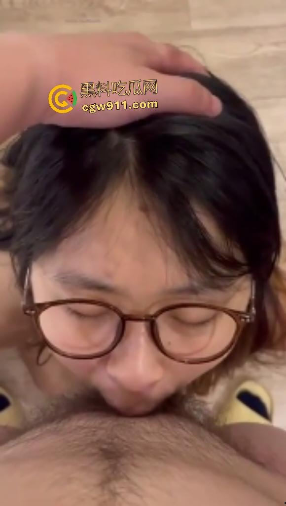 眼镜学生妹反差婊蜜桃臀诱惑，黑丝裹臀在男友面前浪态尽显，肥臀被后入猛撞，极品骚货出水量大！-1