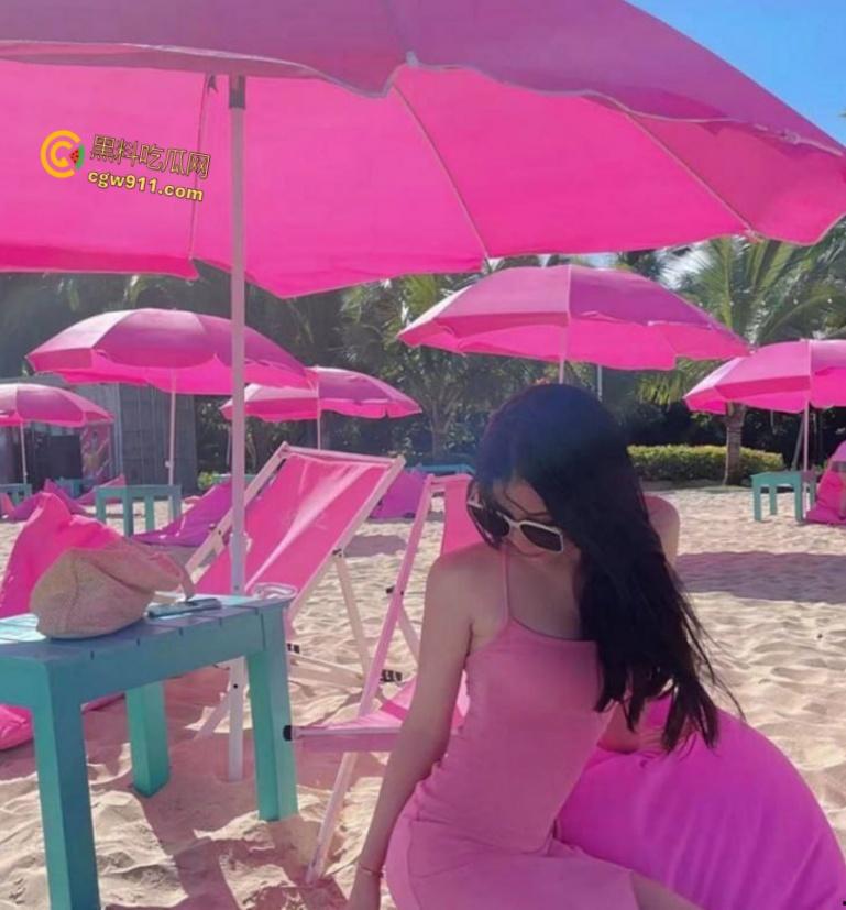 浙江舟山新婚人妻【胡娜】,少妇口活就是好,床上各种姿势深喉口交,穿着开档丝袜被暴力抽插骚穴!-5