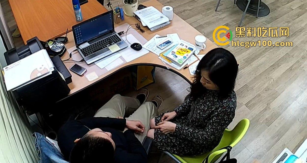 公司摄像头炸出大瓜,碎花连衣裙小骚货文员主动摸经理鸡巴,关灯打炮以为安全,哪知红外线全程实锤!-2