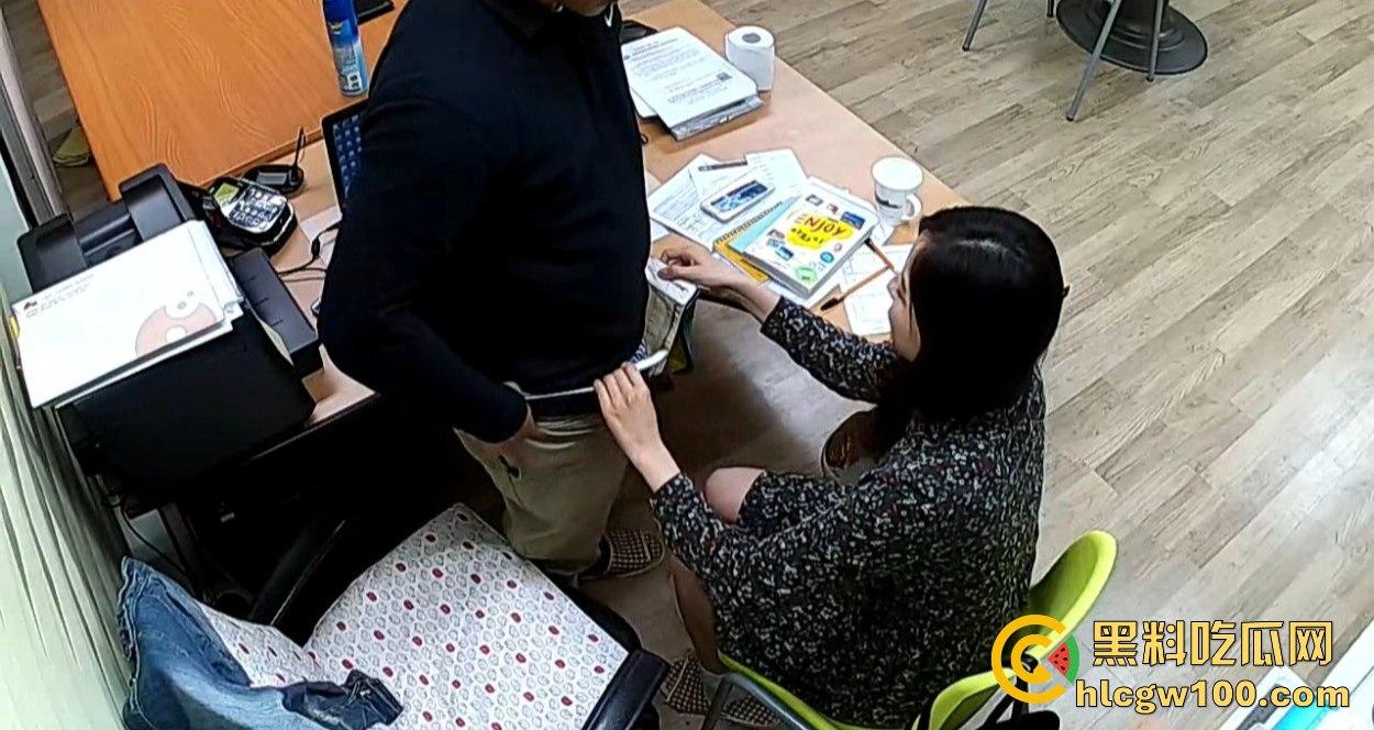 公司摄像头炸出大瓜,碎花连衣裙小骚货文员主动摸经理鸡巴,关灯打炮以为安全,哪知红外线全程实锤!-3