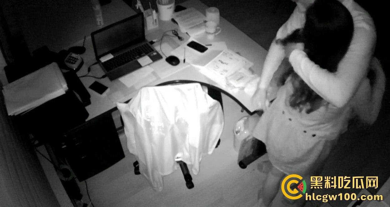 公司摄像头炸出大瓜,碎花连衣裙小骚货文员主动摸经理鸡巴,关灯打炮以为安全,哪知红外线全程实锤!-5