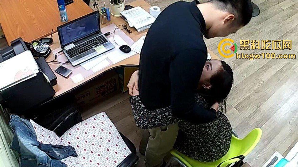 公司摄像头炸出大瓜,碎花连衣裙小骚货文员主动摸经理鸡巴,关灯打炮以为安全,哪知红外线全程实锤!-12
