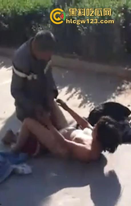 大爷大妈马路边激情做爱 被围观群众怼脸拍摄 吓的大爷连忙起身提裤子 大妈全裸状态还一脸懵逼！-4