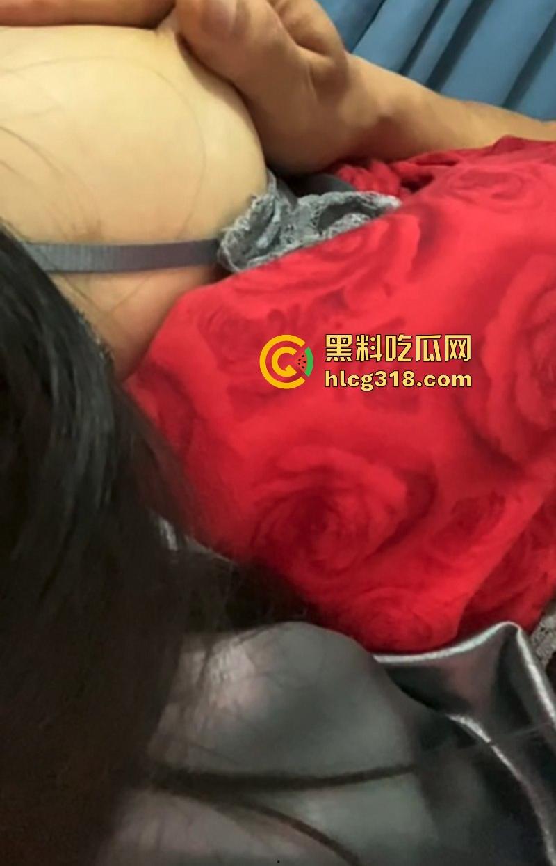 海角乱伦,酒后强上醉酒表姐,无套输出激情泄欲,巨大母乳摇摇晃晃,事后她哭的很伤心!-8