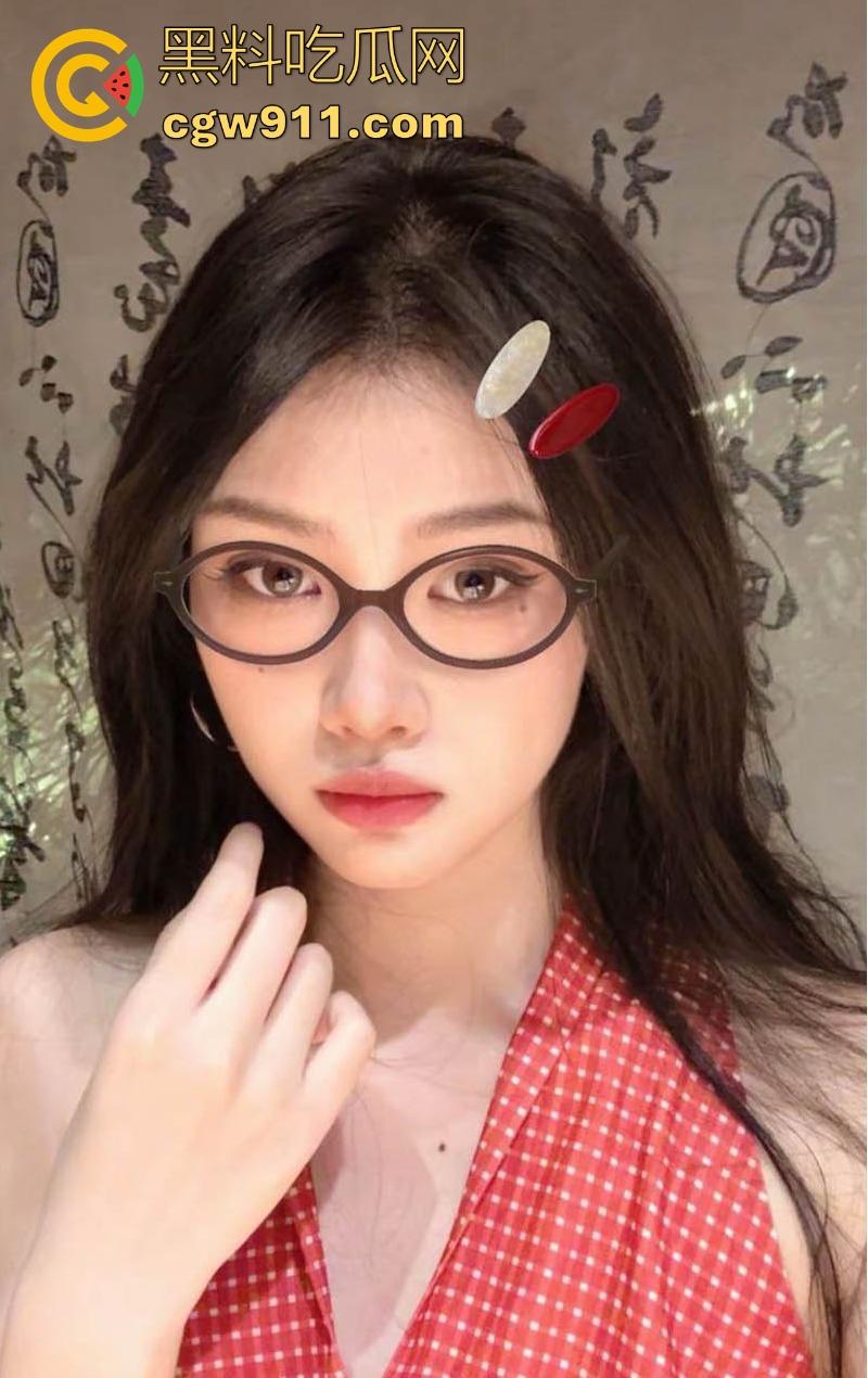 成都商学院极品学姐【吴依】下海园公交车， 赤裸跪姿吞吐肉棒，出租屋内接客多姿势性爱，呻吟不断极致淫骚！-2