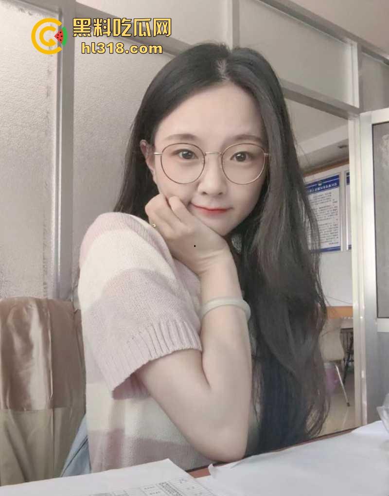 湖南公务员【秦晓酥】不雅视频流出,清纯贤妻良母被领导当狗玩弄,白翘蜜桃臀被无套后入骚气冲天!-1