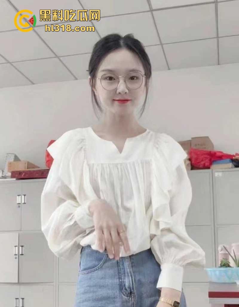 湖南公务员【秦晓酥】不雅视频流出,清纯贤妻良母被领导当狗玩弄,白翘蜜桃臀被无套后入骚气冲天!-5