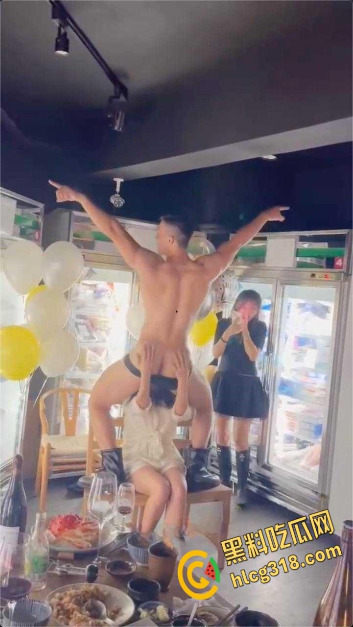 富婆包养腹肌男模，烧烤店玩高难度口交，M受虐属性尽显，带回酒店被各种姿势猛操，小粉穴都被操翻了！-4