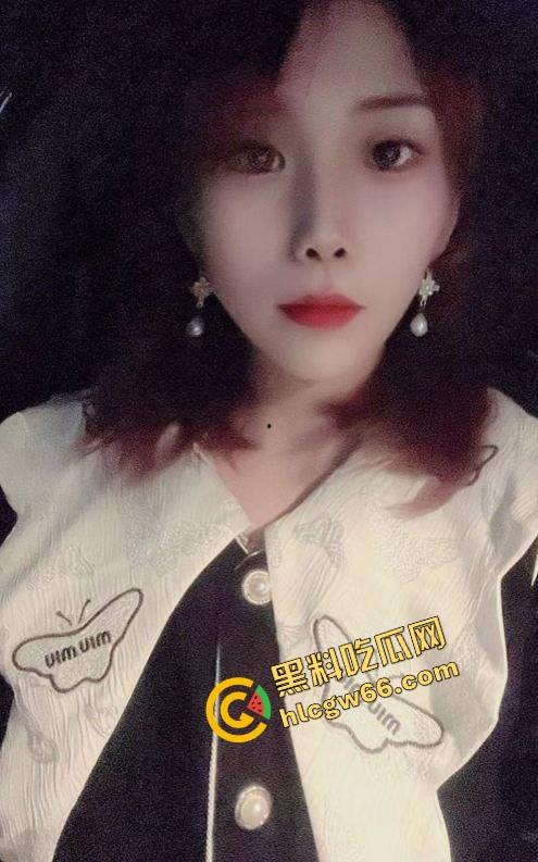 佛山小区人妻骚妇『邵萍丽』偷情嫌老公三下完事，转头让我操得腿软叫不停，高潮后主动舔鸡巴喊香！-2