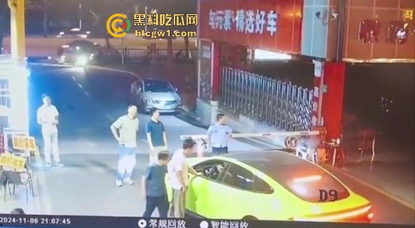 广东领克车主停车费扯皮装逼，拦车羞辱结果被二五仔倒车直接撞飞！全程自作自受！-1