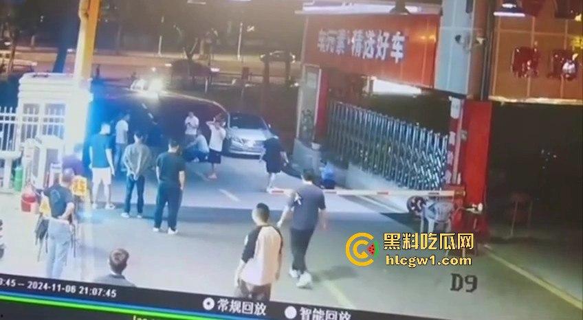 广东领克车主停车费扯皮装逼，拦车羞辱结果被二五仔倒车直接撞飞！全程自作自受！-5