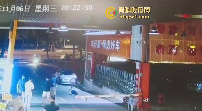 广东领克车主停车费扯皮装逼，拦车羞辱结果被二五仔倒车直接撞飞！全程自作自受！-9