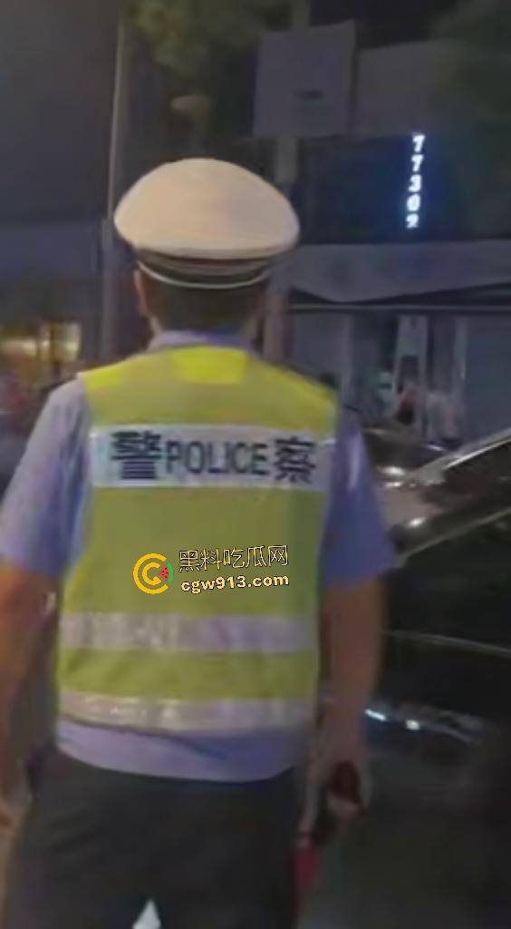 9月3日凌晨岳阳天伦国际,酒驾司机直接撞车逃逸,交警棍敲玻璃都没用,观众连忙说牛逼牛逼!-1