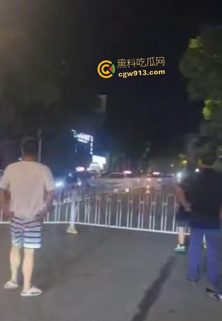 9月3日凌晨岳阳天伦国际,酒驾司机直接撞车逃逸,交警棍敲玻璃都没用,观众连忙说牛逼牛逼!-2