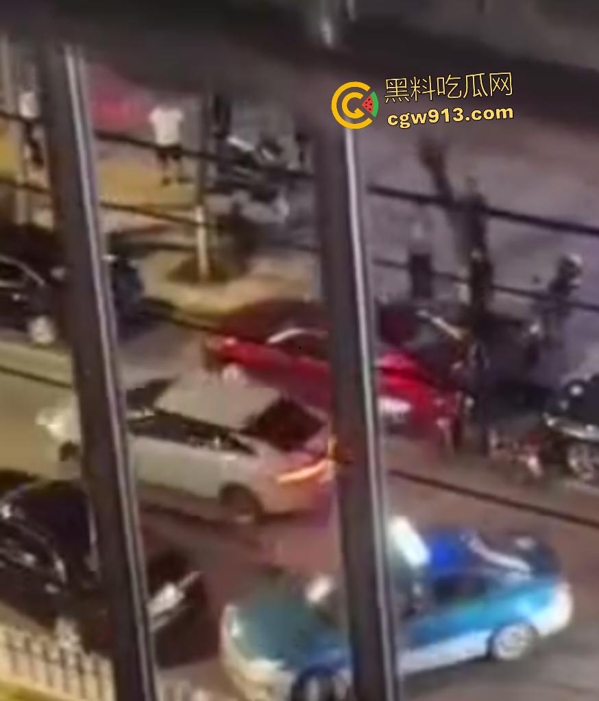 9月3日凌晨岳阳天伦国际,酒驾司机直接撞车逃逸,交警棍敲玻璃都没用,观众连忙说牛逼牛逼!-3