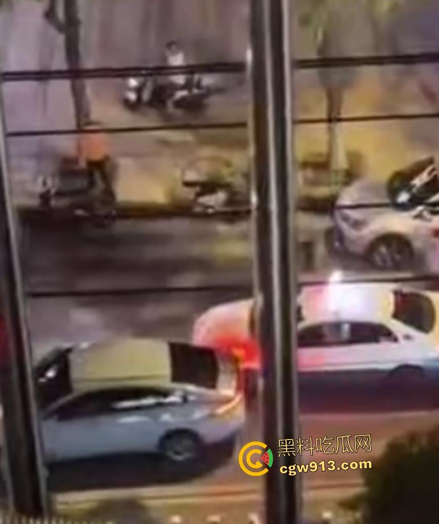 9月3日凌晨岳阳天伦国际,酒驾司机直接撞车逃逸,交警棍敲玻璃都没用,观众连忙说牛逼牛逼!-4