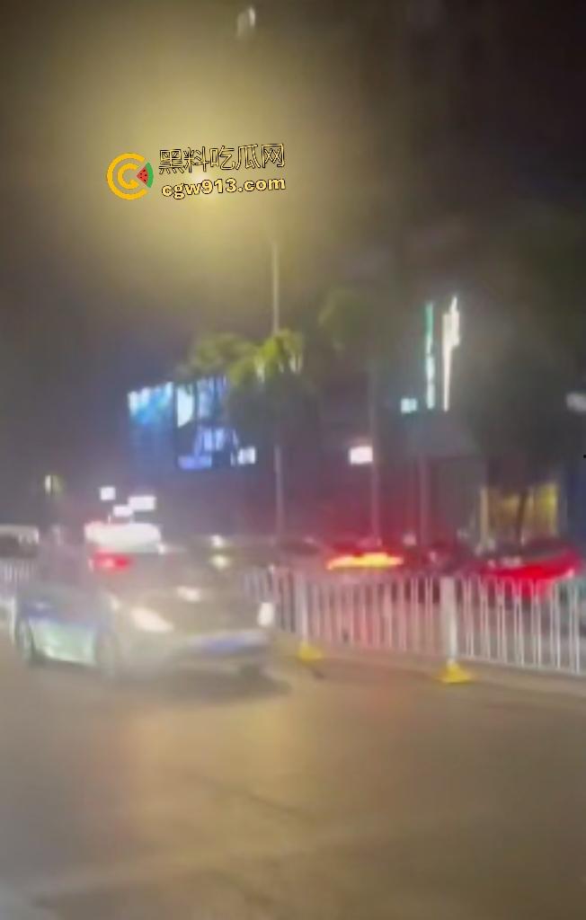 9月3日凌晨岳阳天伦国际,酒驾司机直接撞车逃逸,交警棍敲玻璃都没用,观众连忙说牛逼牛逼!-5