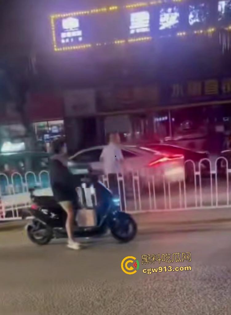 9月3日凌晨岳阳天伦国际,酒驾司机直接撞车逃逸,交警棍敲玻璃都没用,观众连忙说牛逼牛逼!-6