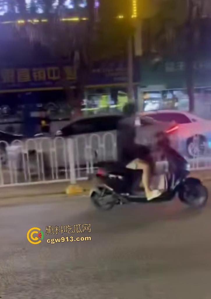 9月3日凌晨岳阳天伦国际,酒驾司机直接撞车逃逸,交警棍敲玻璃都没用,观众连忙说牛逼牛逼!-7