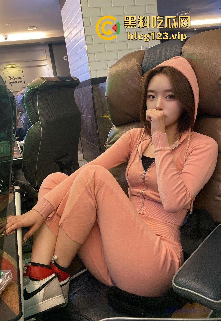 韩国极品热舞网红【曾伊mllnjx】自导自演,裸舞完直接拿棒子狂插自己!-12