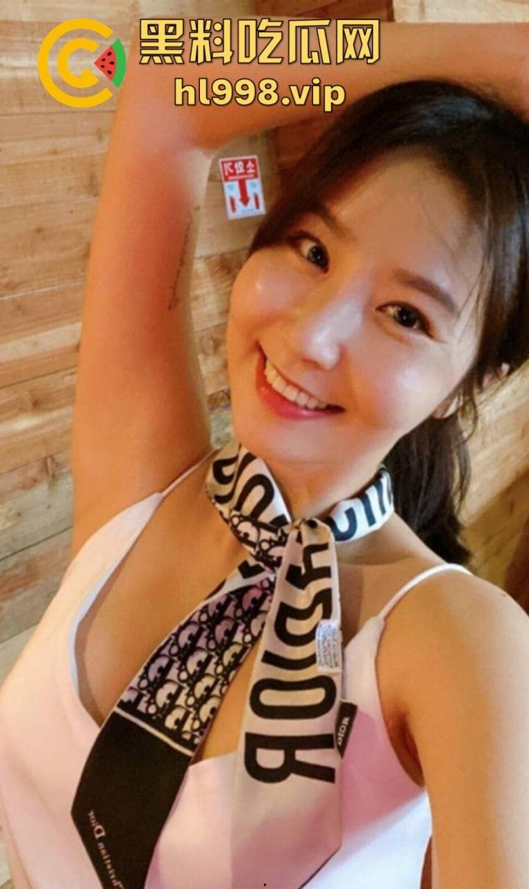 瓜友投稿韩国外教老师【朴智恩】黑丝骚逼诱惑!车上掰开嫩逼让我看,这骚货你居然忍住了?-1