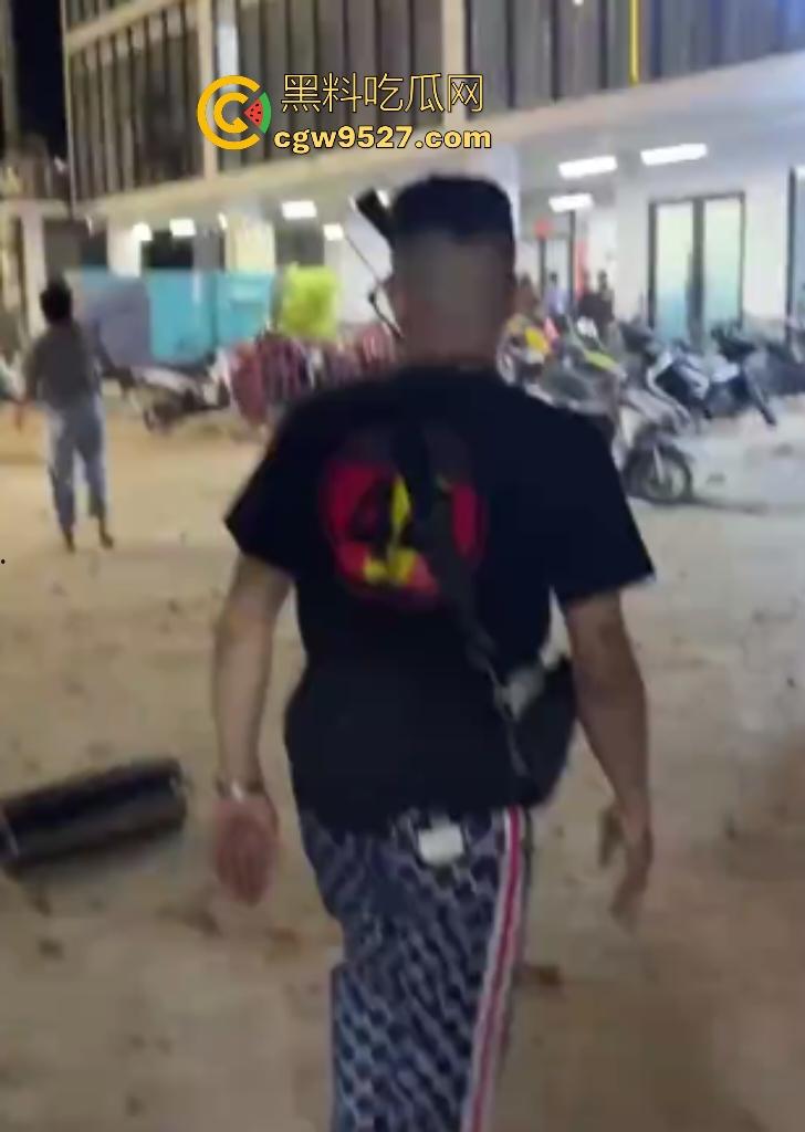 柬埔寨波贝火拼变闹剧！两拨废物互砸杂物，长棍对峙怂到爆，警察哨子吹破喉咙直到大部队到才镇场！-3