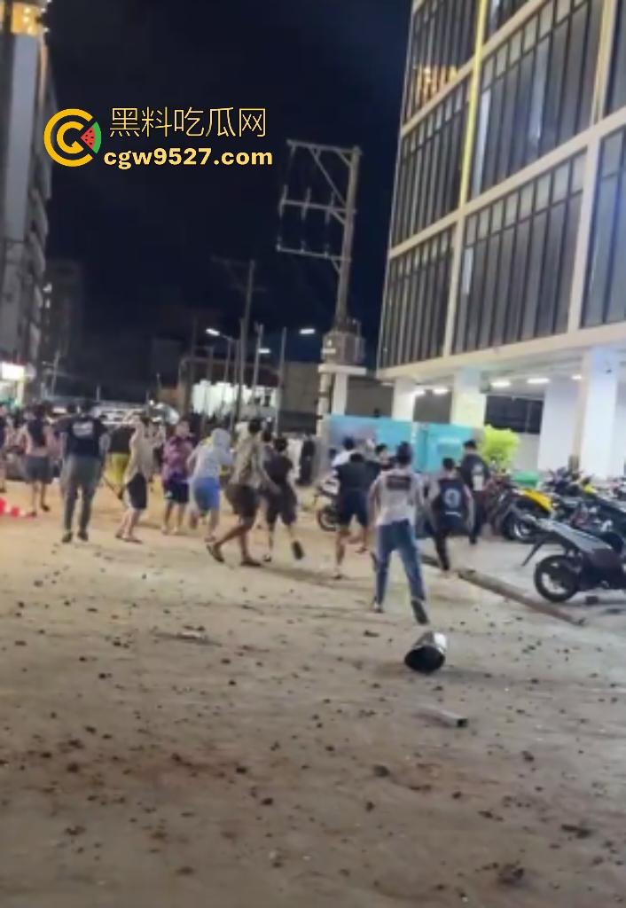 柬埔寨波贝火拼变闹剧！两拨废物互砸杂物，长棍对峙怂到爆，警察哨子吹破喉咙直到大部队到才镇场！-5