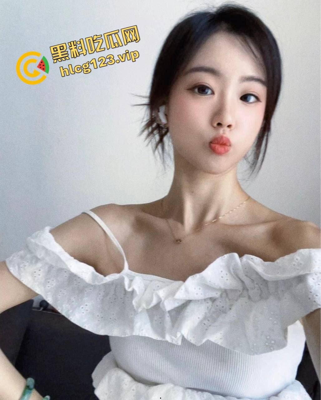 26岁研究生女神【刘美丽】的反差肥臀足控！露胸内衣加嫩乳头双手抓爆，肥臀后入任劳任怨！-1