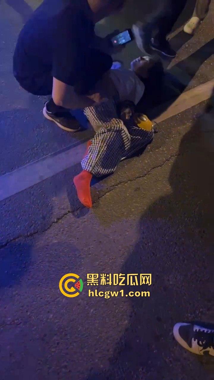 潮州龙湖镇大货车直接撞死俩小孩,惨到司机吓傻,路人哭得肝肠寸断!-8