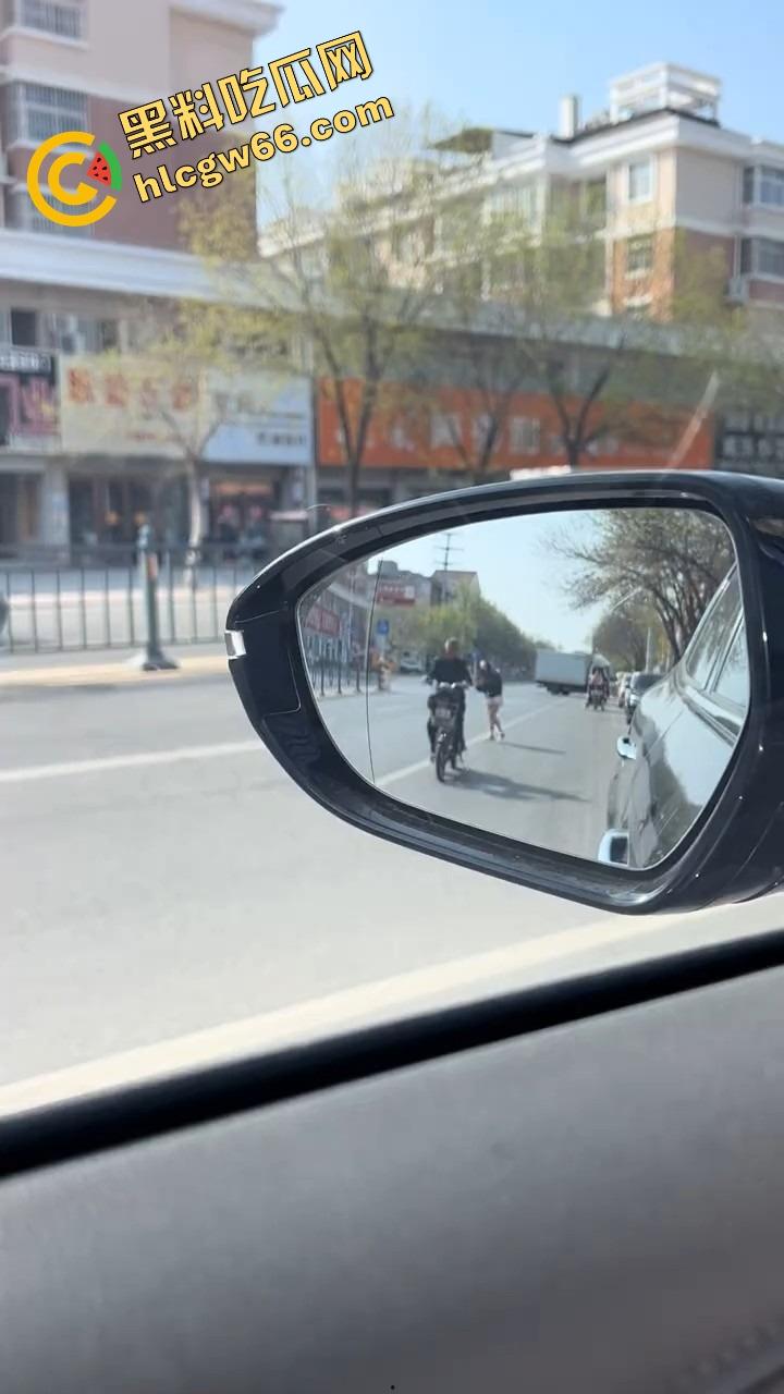 上海集美磕美弗药磕上头,大白天马路边发疯跳舞、嘴里念咒还自扇耳光,精神状态直接碎成渣!-2